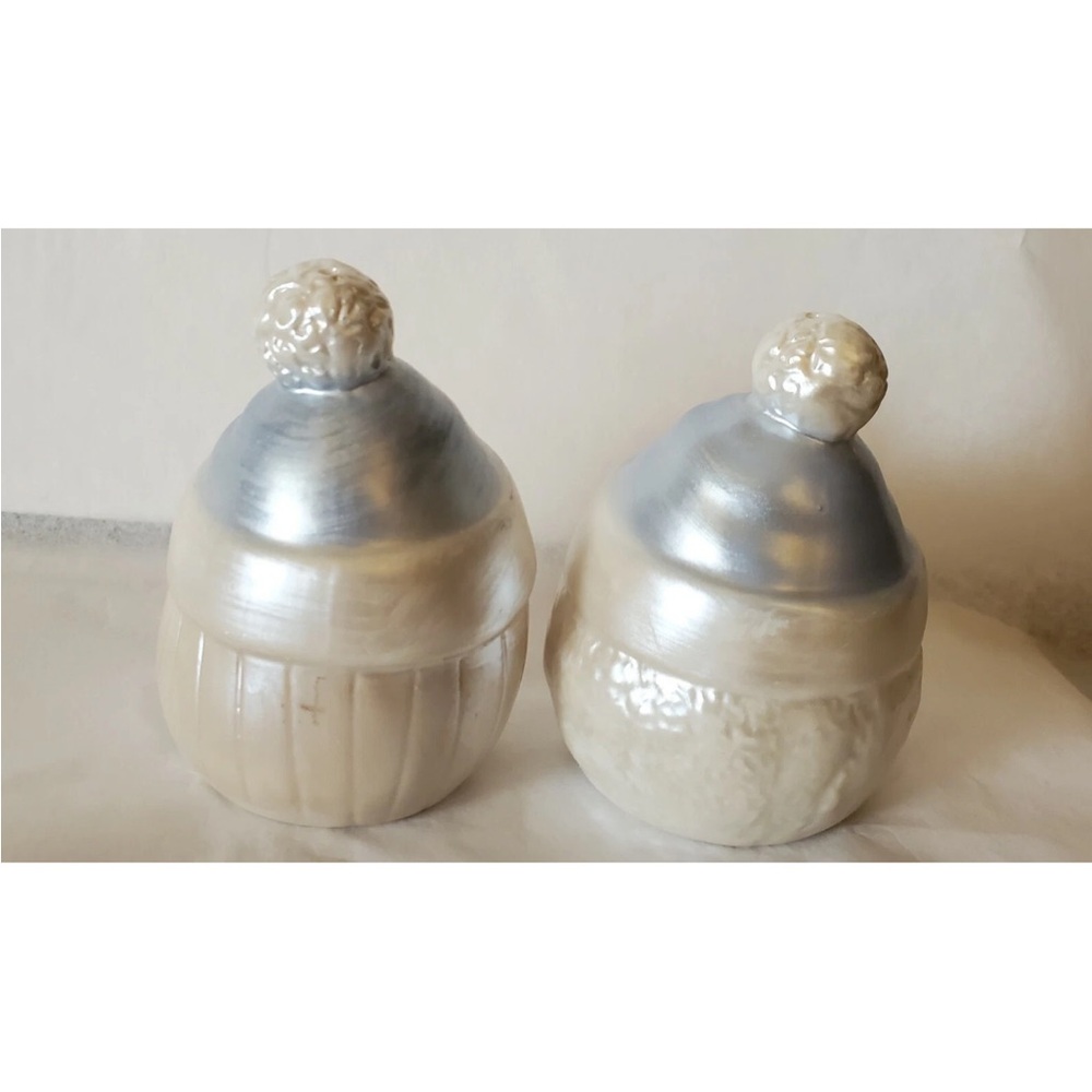 Johanna Parker Santa and Mrs. Claus Salt and Pepper Shakers‎